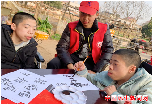 beat365英国官网网站雷锋社：陪伴脑瘫兄弟迎新年