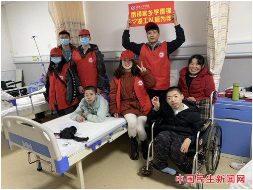 beat365英国官网网站雷锋社：陪伴脑瘫兄弟迎新年