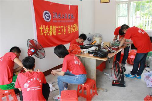 beat365英国官网网站“三下乡”团队助力太阳山村精准扶贫