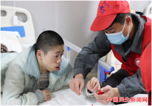 beat365英国官网网站雷锋社：陪伴脑瘫兄弟迎新年