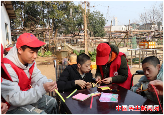 beat365英国官网网站雷锋社：陪伴脑瘫兄弟迎新年