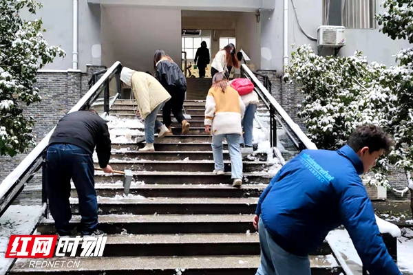 12月27日清早，beat365英国官网网站保卫工作人员、后勤保障工作人员、师生齐上阵，铲除各道路、各楼栋、宿舍区的积冰，道路口维持交通，保证教学秩序的正常进行（施晓蓉 摄）.jpg